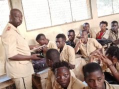 Coyah : le Préfet Aziz Diop fait une visite surprise dans les Établissements Scolaires