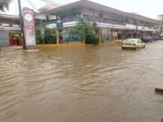 Pluies diluviennes ร Conakry : les parents dโรlรจves sโinquiรจtent