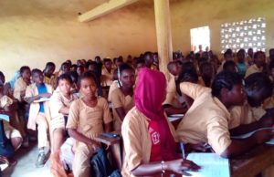 Boké/Kolaboui: Pléthore d’Élèves, 4 assis par table-banc dans une École publique