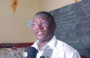 Lycée Matam : Le ministre Guillaume HAWING développe un nouveau théorème devant des élèves de TS Maths